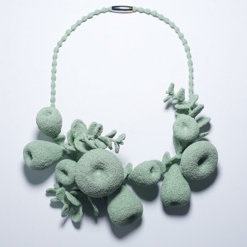 KwonS_Necklace_Falling1_SiliconePigmentThreadPlastic_5.3×7.2×2.3_21.6long