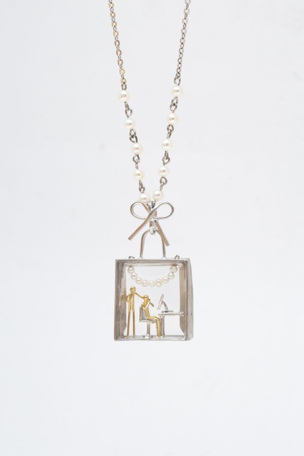 Asagi Maeda – What's in Your Shopping Bag? A Pearl Necklace!
